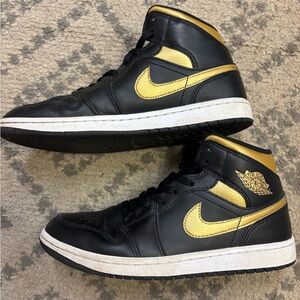 Nike Black and Gold High-Tops air Jordon